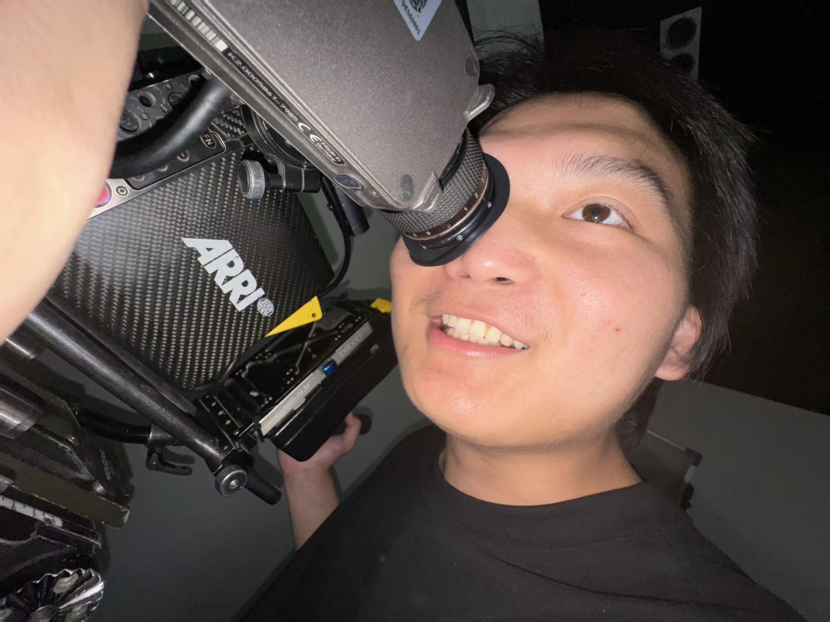 摄影机旁工作照